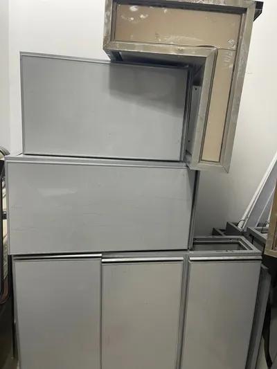 مطبخ ٦م نوعه اكيريك لونه جراي فاتح ومعاه دولاب للتخزين في مدينة الإسماعيلية, الإسماعيلية - 55,000 EGP