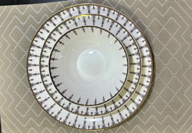 طقم صيني جديد مستورد ١٣٢ قطعة