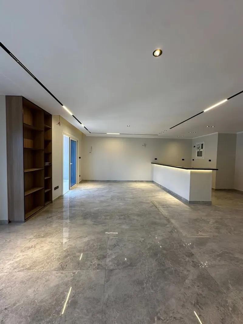 شقة استلام فوري متشطبة سوبر لوكس امام الجامعة الامريكية