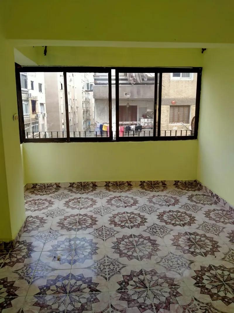 للايجار شقه بسموحه امام مول زهران