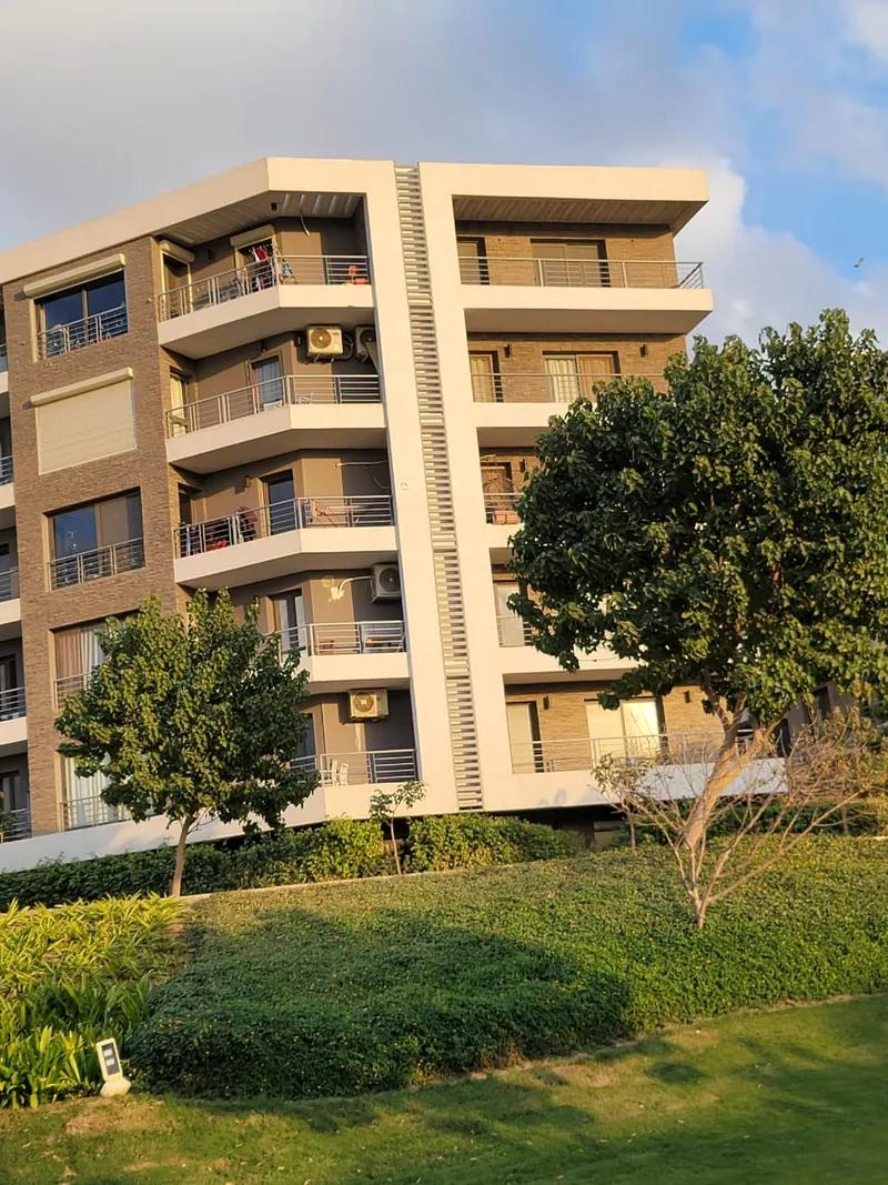 شقة للبيع 156 م في كمبوند تاج سيتي القاهرة الجديدة بسعر مميز