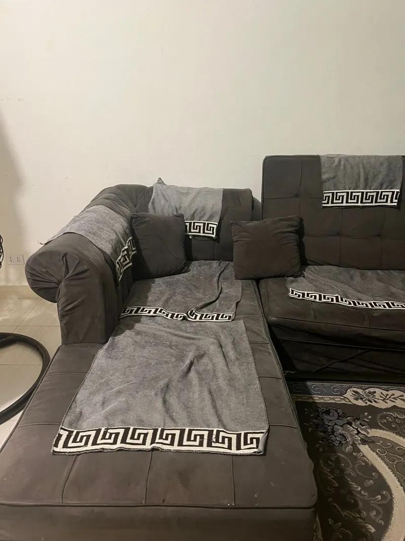 ركنة بها كنبة وسجاد وطرابيزات