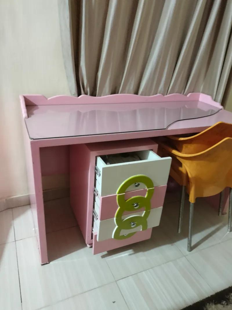 مكتب عمولة متر ونص والارتفاع 80 سم والعرض 60سم