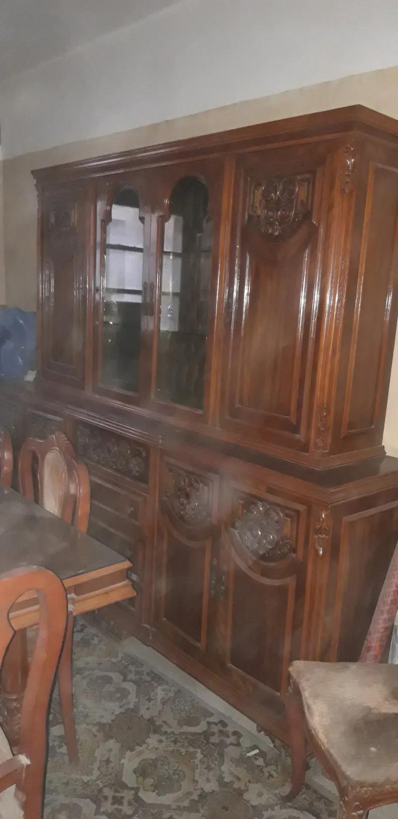 سفره خشب زان نيش وترابيزة ودولاب متوسط الحجم بضلفه