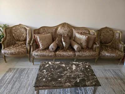 صالون كلاسيك من الخشب الزان عباره عن كنبه وكرسيين استخدام بس في القاهرة الجديدة, القاهرة - 18,000 EGP