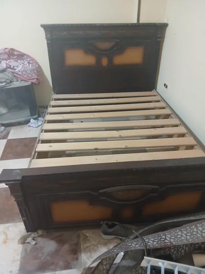 للبيع سرير كبير هيكل متين 205cm*158cm