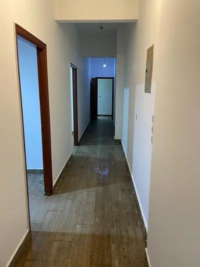 شقة للإيجار- جنوب الأكاديمية 160م ارضي مرتفع