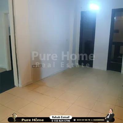 شقه للايجار - كامب شيزار علي البحر