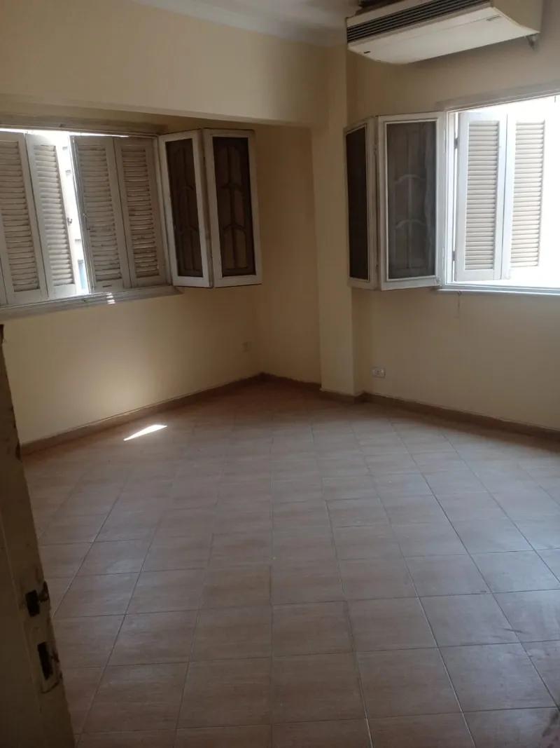 شقه للبيع بموقع مميز بمدينه نصر بجور الحديقه الدوليه