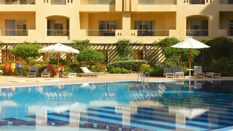 استوديو 50 متر يطل على حمام السباحة