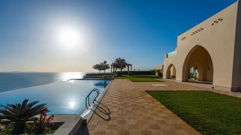 شقة غرفتين و صالة 141 متر تطل على البحر فى الشيراتون