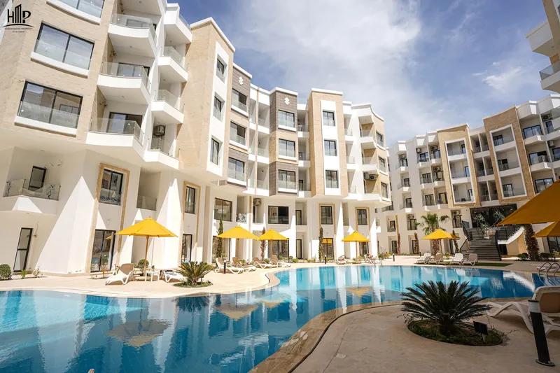 شقة غرفتين و صالة 84 متر تطل على حمام السباحة