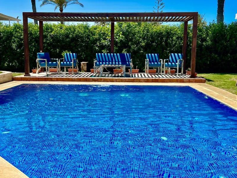 "فيلا فاخرة للبيع في مارينا 5 بإطلالة بحرية ومسبح خاص"