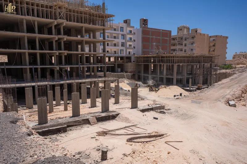 شقة غرفتين نوم 112م² الدور الأول إطلالة على الشارع الرئيسي