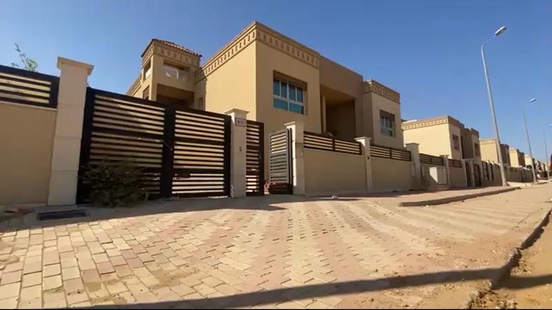 فيلا للبيع ب هليوبلس الجديدة امام الجامعة و الكلاب هاوس