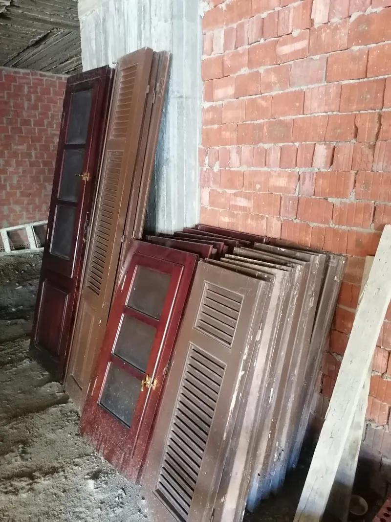 شبابيك بحالة جيدة وبلكونة للبيع بسعر رمزى