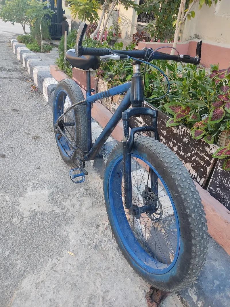 عجلة دبابة حالة كويسة ومعاها قفل مجاني