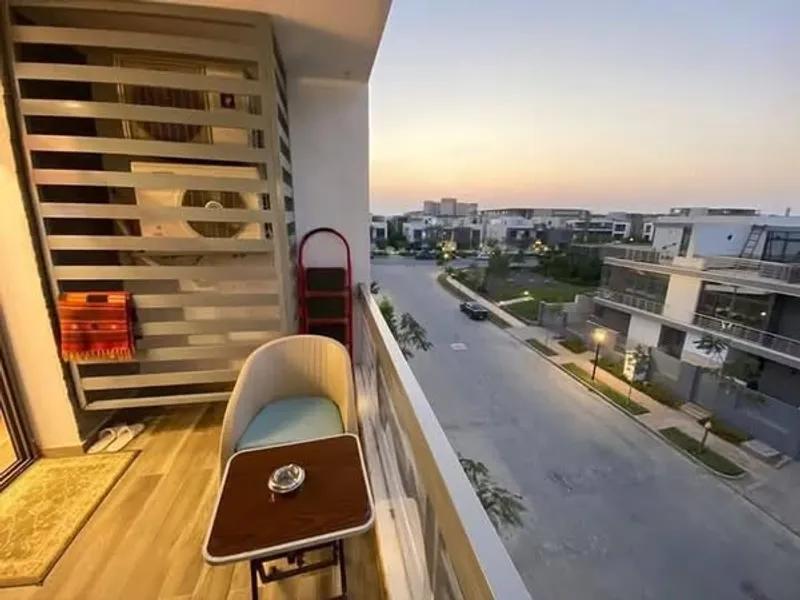 شقه بمقدم 10% تاج سيتي علي طريق السويس