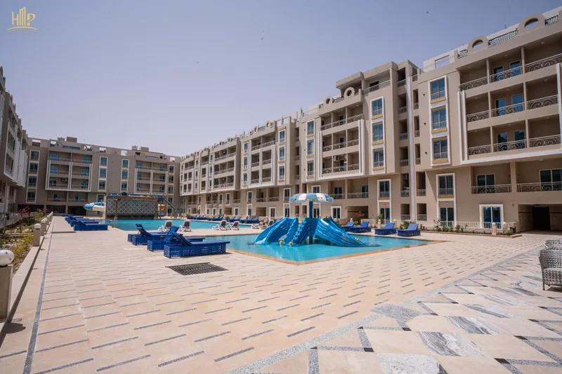 شقه 68متر باطلاله مزدوجه على الشارع الرئيسى وال Garden فى الغردقه