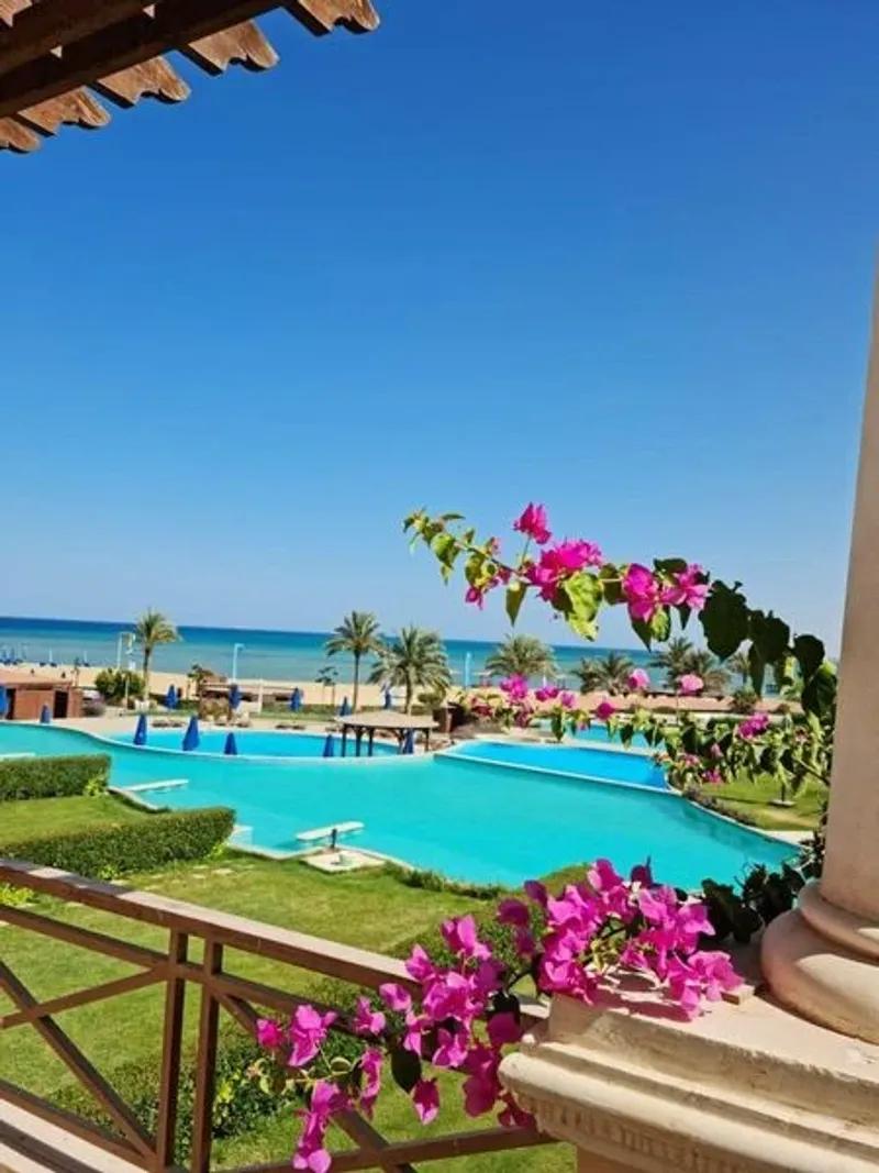 شالية للبيع صف اول علي البحر بالعين السخنة