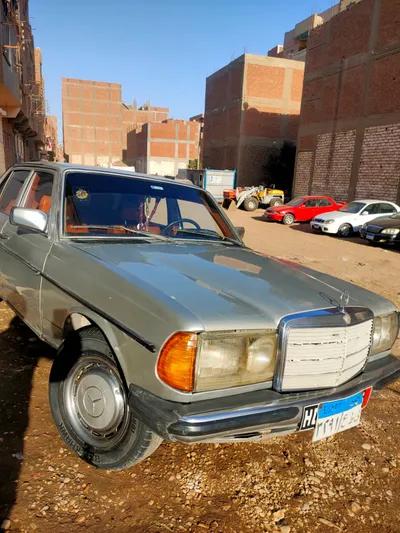مرسيدس بنز أخرى 1977