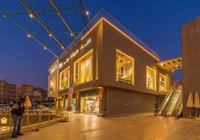 للبيع محل داخل مول the market في قلب القاهره الجديده