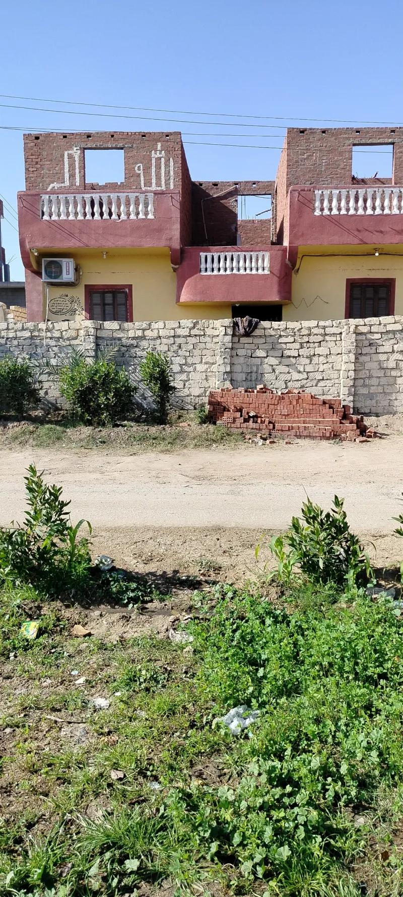 منزل بدورين ومعاه بيت ورا حوائط