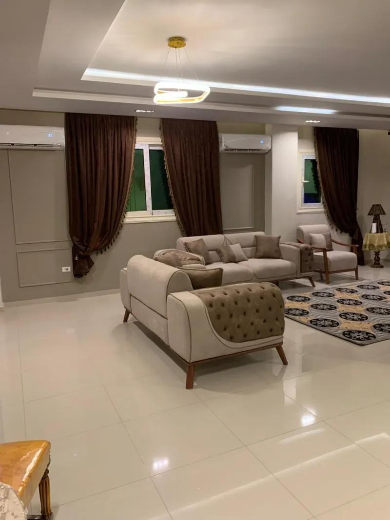 شقه في شيخ زايد الحي 16 أمام موال مزار