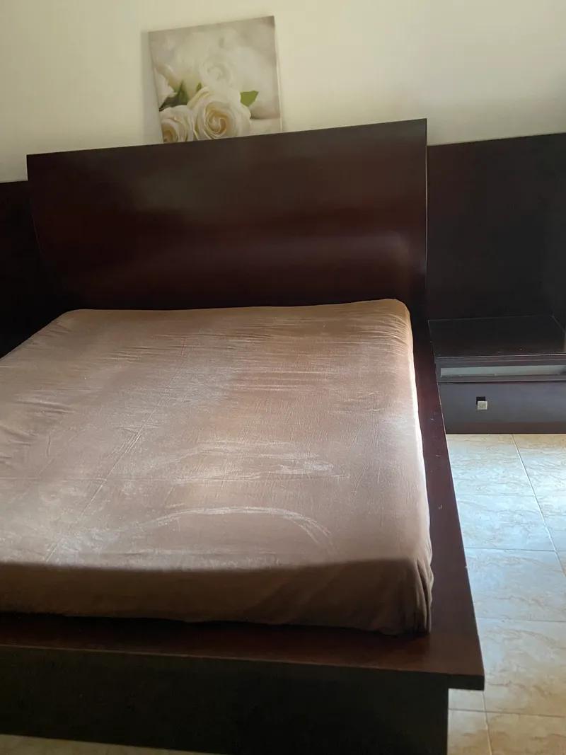 سرير ١٨٠سم *٢٠٠سم مع مرتبه ماركة فور بد و تسريحه ٧ ادراج و ك