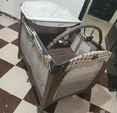سرير أطفال جريكو Graco أصلي مع طاولة تغيير في الجيزة, 6 أكتوبر - 3,000 جنيه