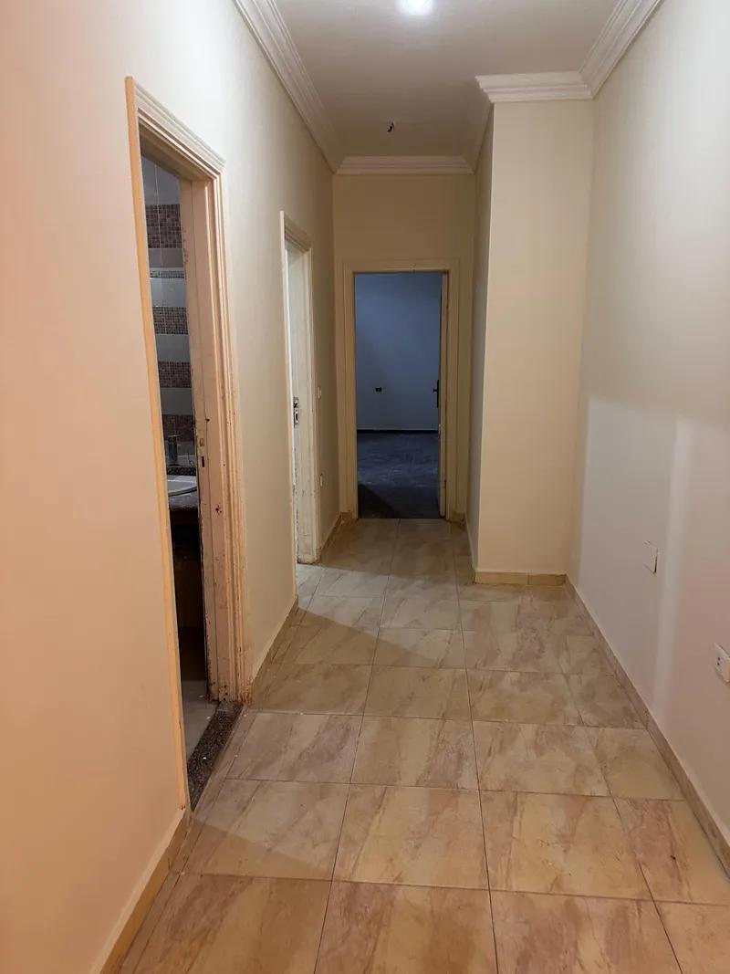 شقه للبيع في مدينه الشروق ارضي مرتفع بجنينه