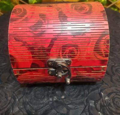 صندوق خشبى احمر في القاهرة, جاردن سيتي - 350 جنيه