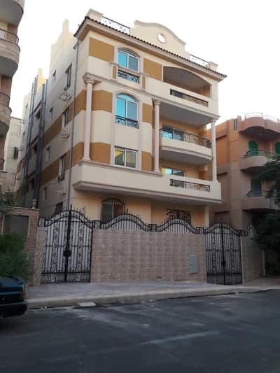 فرصة نادرة - للبيع عمارة بالحى الأول 6 أكتوبر ألترا سوبر لوكس أول يد in  6 أكتوبر,  الحي الاول,  شارع سنتر رباح - 34,000,000 EGP