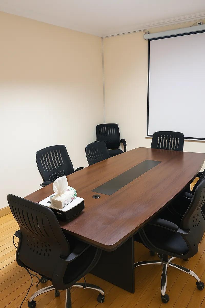 للبيع تربيزة اجتماعات فاخرة خشب مودرن + 6 كراسي مريحة