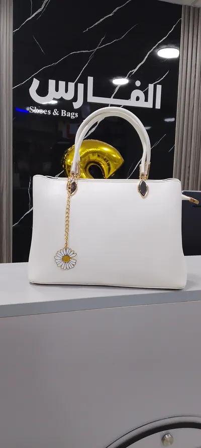 شنطة يد جلد طبيعي بميدالية للنساء في الإسماعيلية, مدينة الإسماعيلية - 850 جنيه