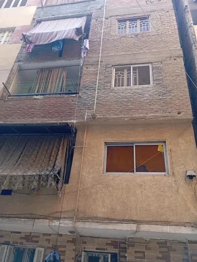 عقار مكون من خمس طوابق ١٠٠م بيه كل الخدمات كهربا غاز مياه كله عداد قد in الجيزة, الهرم - 10,000,000 EGP