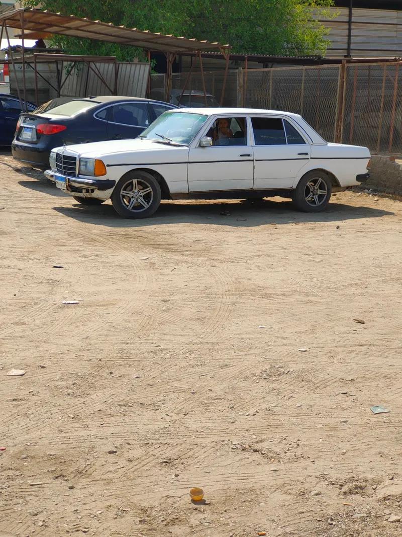 مرسيدس بنز تمساحه 1977
