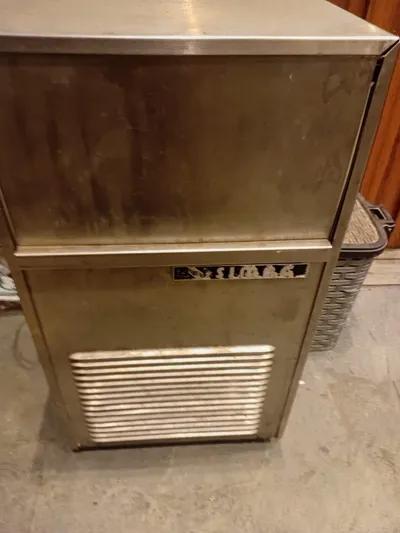 اتنين ايس ميكر واحد ايطالي والتاني صيني في القاهرة, مناطق اخرى في القاهرة - 55,000 جنيه