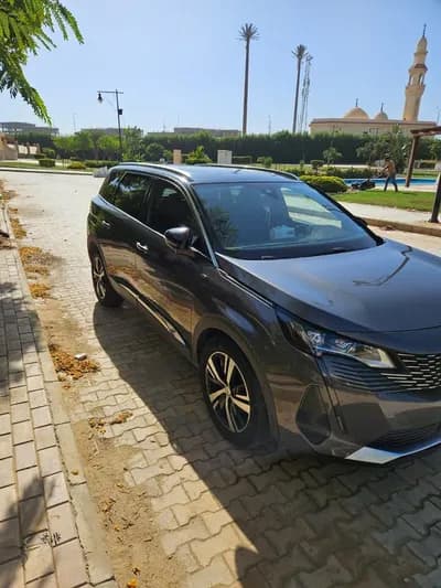 بيجو ٥٠٠٨ GT line 2021رمادى غامق جميع الكماليات كسر زيرو in Cairo, El Shorouk City - 1,800,000 EGP