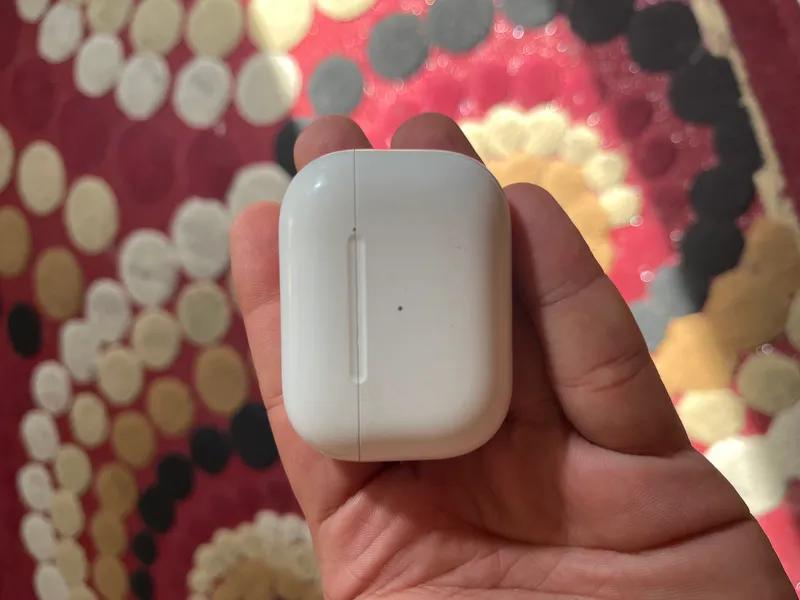 سماعه برو فردة يسار وعلبة الشاحن ايفون الاصلية